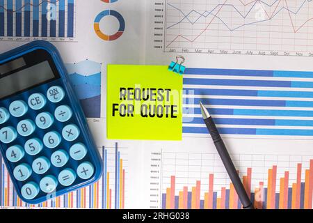 Primo piano su imprenditore tenendo una scheda con richiesta di preventivo messaggio, business Concetto di immagine con soft focus background e tono vintage Foto Stock