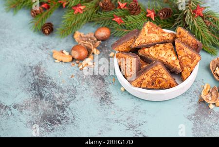 Triangoli a nocciola, dolci tradizionali tedeschi chiamati Nussecke, ricoperti di cioccolato, torta di natale Foto Stock