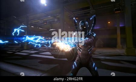 DATA DI USCITA: 18 agosto 2023. TITOLO: Blue Beetle. STUDIO: Warner Bros. DIRETTORE: Angel Manuel Soto. TRAMA: Un adolescente messicano trova uno scarabeo alieno che gli dà un'armatura super potente. PROTAGONISTA: XOLO MARIDUENA nel ruolo di Jaime Reyes - Blue Beetle. (Immagine di credito: © Warner Bros/Entertainment Pictures/ZUMAPRESS.com) SOLO PER USO EDITORIALE! Non per USO commerciale! Foto Stock