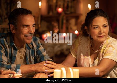 DATA DI USCITA: 18 agosto 2023. TITOLO: Blue Beetle. STUDIO: Warner Bros. DIRETTORE: Angel Manuel Soto. TRAMA: Un adolescente messicano trova uno scarabeo alieno che gli dà un'armatura super potente. PROTAGONISTA: DAMIAN ALCAZAR nel ruolo di Alberto, ELPIDIA CARRILLO nel ruolo di Rocio. (Immagine di credito: © Warner Bros/Entertainment Pictures/ZUMAPRESS.com) SOLO PER USO EDITORIALE! Non per USO commerciale! Foto Stock