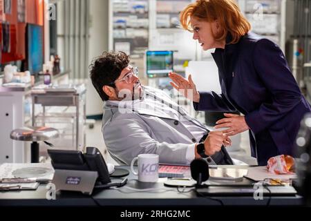 DATA DI USCITA: 18 agosto 2023. TITOLO: Blue Beetle. STUDIO: Warner Bros. DIRETTORE: Angel Manuel Soto. TRAMA: Un adolescente messicano trova uno scarabeo alieno che gli dà un'armatura super potente. PROTAGONISTA: HARVEY GUILLEN nel ruolo del Dr. Sanchez, SUSAN SARANDON nel ruolo di Victoria Kord. (Immagine di credito: © Warner Bros/Entertainment Pictures/ZUMAPRESS.com) SOLO PER USO EDITORIALE! Non per USO commerciale! Foto Stock