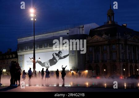 Fin de journée sur les quais de Bordeaux. Sur les bâtiments de la Place de la bourse une Photo d'Antoine Dupont de la campagne publicitaire Apple « pH Foto Stock