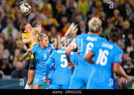 Sydney, Australia. 16 agosto 2023. Hayley Raso dell'Australia e Rachel Daly dell'Inghilterra durante la semifinale della Coppa del mondo femminile 2023 tra Australia Women e England Women allo Stadium Australia, Sydney, Australia il 16 agosto 2023. Foto di Richard Nicholson. Solo per uso editoriale, licenza necessaria per uso commerciale. Nessun utilizzo in scommesse, giochi o pubblicazioni di un singolo club/campionato/giocatore. Credito: UK Sports Pics Ltd/Alamy Live News Foto Stock