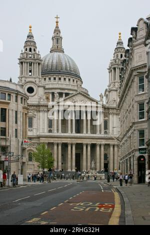 Londra, Inghilterra - 22 aprile 2007: La gente si trova di fronte alla Cattedrale di St Paul presso la statua della Regina Anna nel centro di Londra, Inghilterra, Regno Unito. Foto Stock