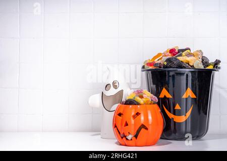 Felice Halloween bambini sfondo vacanza. Vari set di secchielli per le feste di Halloween con dolci, caramelle. Concetto di trick o treat, per risparmiare spazio Foto Stock