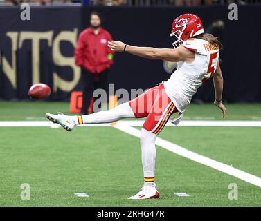 New Orleans, USA. 13 agosto 2023. Il punter dei Kansas City Chiefs Tommy Townsend (5) calciò la palla durante una gara di pre-stagione della National Football League al Caesars Superdome di New Orleans, Louisiana, domenica 13 agosto 2023. (Foto di Peter G. Forest/Sipa USA) credito: SIPA USA/Alamy Live News Foto Stock