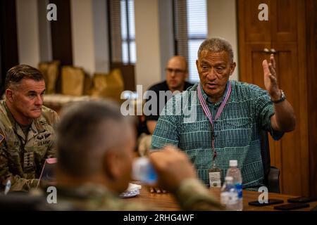 Richard T. Bissen Jr., sindaco della contea di Maui, si rivolge ai leader chiave degli elementi di risposta agli incendi di Maui e ai leader della Combined Joint Task Force 50 (CJTF-50) a Wailuku, Maui, il 15 agosto 2023. I membri del CJTF-50 dell'esercito delle Hawaii e dell'Air National Guard, U.S. Army Active Duty e Reserve stanno attivamente sostenendo le autorità della contea di Maui per fornire immediatamente sicurezza, sicurezza e benessere alle persone colpite dagli incendi, al fine di garantire un sostegno costante alla comunità di Maui e ai primi soccorritori. Foto del Sgt. Dello staff Matthew A. Foster/U.S. Guardia nazionale dell'esercito/UPI Foto Stock