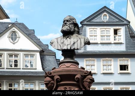 Francoforte, Germania - 16 agosto 2023: La Friedrich-Stoltze-Brunnen, statua commemorativa di Friedrich Stolze, uno dei molti pensatori liberi di Francoforte Foto Stock