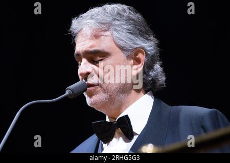 Londra, Regno Unito. 20 novembre 2014. Il tenore italiano Andrea Bocelli si esibisce alla O2 Arena. Credito: Justin ng/Alamy Foto Stock