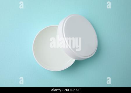 Vaso di vaselina su sfondo azzurro, vista dall'alto Foto Stock