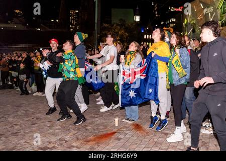 Melbourne, Australia, 16 agosto 2023. La folla si mette alla prova con il punteggio Matildas a Federation Square durante la semifinale della Coppa del mondo femminile a Melbourne, in Australia, il 16 agosto 2023. Credito: Michael Currie/Speed Media/Alamy Live News Foto Stock