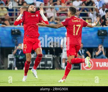 Pireo, Grecia. 17 agosto 2023. Youssef EN-Nesyri di Siviglia celebra il punteggio con Erik Lamela di Siviglia durante la finale di Supercoppa UEFA 2023 tra Manchester City e Siviglia FC allo Stadio Georgios Karaiskakis nel Pireo, Grecia, il 16 agosto 2023 (foto di Andrew SURMA/ Credit: SIPA USA/Alamy Live News Foto Stock