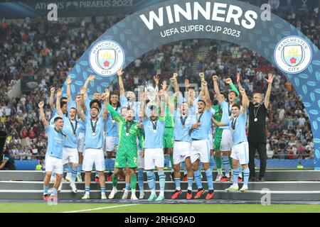 Pireo, Grecia. 16 agosto 2023. I giocatori del Manchester City festeggiano con il trofeo durante la cerimonia di premiazione dopo la partita di Supercoppa UEFA 2023 tra Manchester City e Siviglia nel Pireo, in Grecia, il 16 agosto 2023. Crediti: Panagiotis Moschandreou/Xinhua/Alamy Live News Foto Stock