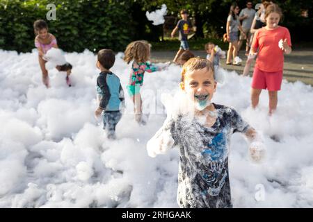 Chevy Chase, MD, USA. 16 agosto 2023. Temple Shalom organizza una festa estiva in schiuma mercoledì 16 agosto 2023 a Chevy Chase, MD. (Immagine di credito: © Eric Kayne/ZUMA Press Wire) SOLO USO EDITORIALE! Non per USO commerciale! Foto Stock