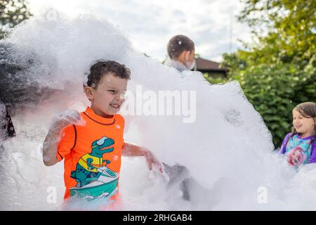 Chevy Chase, MD, USA. 16 agosto 2023. Temple Shalom organizza una festa estiva in schiuma mercoledì 16 agosto 2023 a Chevy Chase, MD. (Immagine di credito: © Eric Kayne/ZUMA Press Wire) SOLO USO EDITORIALE! Non per USO commerciale! Foto Stock