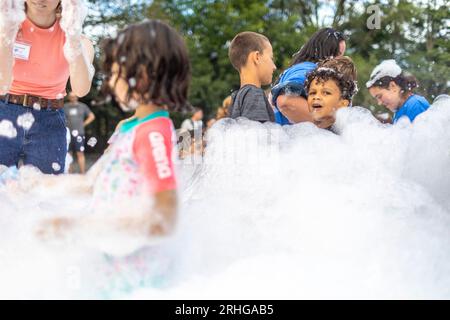 Chevy Chase, MD, USA. 16 agosto 2023. Temple Shalom organizza una festa estiva in schiuma mercoledì 16 agosto 2023 a Chevy Chase, MD. (Immagine di credito: © Eric Kayne/ZUMA Press Wire) SOLO USO EDITORIALE! Non per USO commerciale! Foto Stock