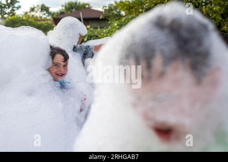 Chevy Chase, MD, USA. 16 agosto 2023. Temple Shalom organizza una festa estiva in schiuma mercoledì 16 agosto 2023 a Chevy Chase, MD. (Immagine di credito: © Eric Kayne/ZUMA Press Wire) SOLO USO EDITORIALE! Non per USO commerciale! Foto Stock