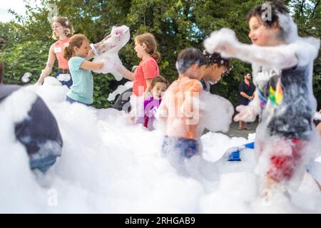 Chevy Chase, MD, USA. 16 agosto 2023. Temple Shalom organizza una festa estiva in schiuma mercoledì 16 agosto 2023 a Chevy Chase, MD. (Immagine di credito: © Eric Kayne/ZUMA Press Wire) SOLO USO EDITORIALE! Non per USO commerciale! Foto Stock