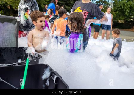 Chevy Chase, MD, USA. 16 agosto 2023. Temple Shalom organizza una festa estiva in schiuma mercoledì 16 agosto 2023 a Chevy Chase, MD. (Immagine di credito: © Eric Kayne/ZUMA Press Wire) SOLO USO EDITORIALE! Non per USO commerciale! Foto Stock