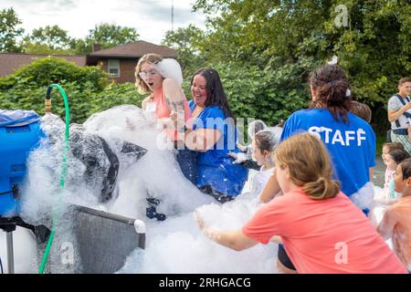 Chevy Chase, MD, USA. 16 agosto 2023. Temple Shalom organizza una festa estiva in schiuma mercoledì 16 agosto 2023 a Chevy Chase, MD. (Immagine di credito: © Eric Kayne/ZUMA Press Wire) SOLO USO EDITORIALE! Non per USO commerciale! Foto Stock