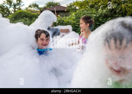 Chevy Chase, MD, USA. 16 agosto 2023. Temple Shalom organizza una festa estiva in schiuma mercoledì 16 agosto 2023 a Chevy Chase, MD. (Immagine di credito: © Eric Kayne/ZUMA Press Wire) SOLO USO EDITORIALE! Non per USO commerciale! Foto Stock