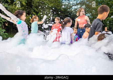 Chevy Chase, MD, USA. 16 agosto 2023. Temple Shalom organizza una festa estiva in schiuma mercoledì 16 agosto 2023 a Chevy Chase, MD. (Immagine di credito: © Eric Kayne/ZUMA Press Wire) SOLO USO EDITORIALE! Non per USO commerciale! Foto Stock