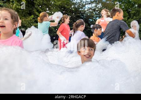 Chevy Chase, MD, USA. 16 agosto 2023. Temple Shalom organizza una festa estiva in schiuma mercoledì 16 agosto 2023 a Chevy Chase, MD. (Immagine di credito: © Eric Kayne/ZUMA Press Wire) SOLO USO EDITORIALE! Non per USO commerciale! Foto Stock