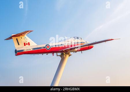 Un CT-114 Tutor jet in pensione utilizzato dal team dimostrativo di Snowbirds è in mostra permanente presso il Welcome Centre di Moose Jaw, Saskatchewan. Foto Stock
