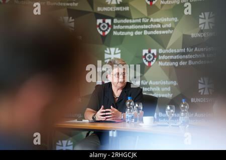 Coblenza, Germania. 16 agosto 2023. Kornelia Annette Lehnigk-Emden, presidente dell'Ufficio federale delle apparecchiature, delle tecnologie dell'informazione e del supporto in servizio della Bundeswehr (BAAINBw) a Coblenza, parla durante un appuntamento a Coblenza. Crediti: Thomas Frey/dpa/Alamy Live News Foto Stock