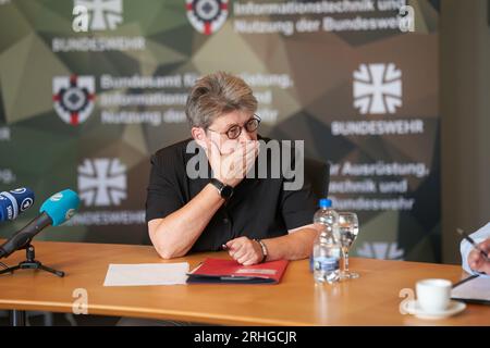 Coblenza, Germania. 16 agosto 2023. Kornelia Annette Lehnigk-Emden, presidente dell'Ufficio federale delle apparecchiature, delle tecnologie dell'informazione e del supporto in servizio della Bundeswehr (BAAINBw) a Coblenza, parla durante un appuntamento a Coblenza. Crediti: Thomas Frey/dpa/Alamy Live News Foto Stock