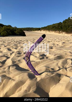 un tipico boomerang aborigeno australiano nelle dune di sabbia dell'isola di fraser / kgari, queensland, australia Foto Stock