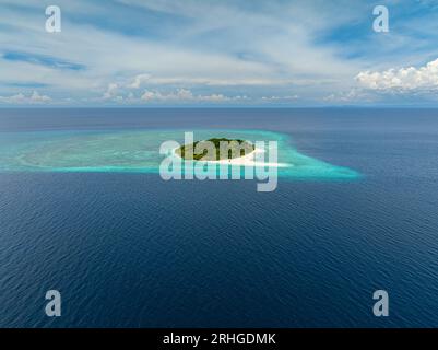 Mantigue Island coperta da lussureggianti alberi tropicali. Camiguin, Filippine. Foto Stock