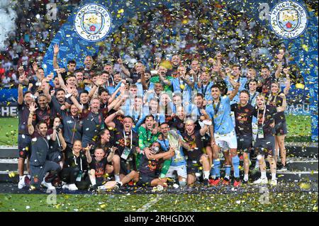 Pireo, Grecia. 16 agosto 2023. I giocatori e lo staff del Manchester City festeggiano con il trofeo dopo la vittoria nei rigori durante la partita della Supercoppa UEFA 2023 tra Manchester City FC e Sevilla FC al Karaiskakis Stadium il 16 agosto 2023 al Pireo, in Grecia. Credito: Agenzia fotografica indipendente/Alamy Live News Foto Stock