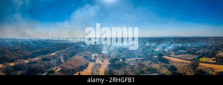 Incendio boschivo incontrollato a Gaborone, Botswana, vicino alla zona residenziale con case Foto Stock
