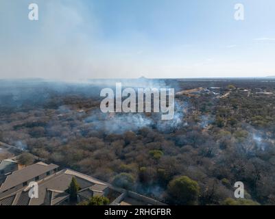vista aerea, è stato annunciato un incendio selvaggio fuori controllo e si sta avvicinando al quartiere residenziale Foto Stock