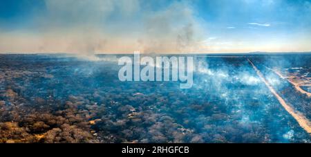 Incendio incontrollato a Gaborone, Botswana, vicino alla strada sterrata che porta in città Foto Stock