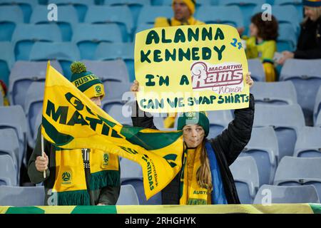 Sydney, Australia. 16 agosto 2023. I tifosi australiani mostrano il loro supporto prima della semifinale della Coppa del mondo femminile FIFA Australia e nuova Zelanda 2023 tra Australia e Inghilterra allo Stadium Australia il 16 agosto 2023 a Sydney, Australia Credit: IOIO IMAGES/Alamy Live News Foto Stock