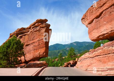 Formazione di Red Rock sul lato della strada di Balanced Rock sul Garden Dr nel Garden of the Gods. Colorado Springs, Colorado. USA. Foto Stock
