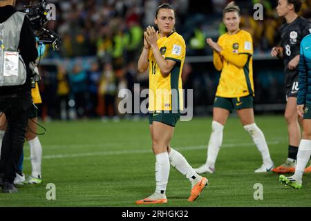 Sydney, Australia. 16 agosto 2023. Hayley Raso, australiana, ringrazia la folla dopo la semifinale della Coppa del mondo femminile FIFA Australia e nuova Zelanda 2023 tenutasi allo Stadium Australia il 16 agosto 2023 a Sydney, Australia credito: IOIO IMAGES/Alamy Live News Foto Stock