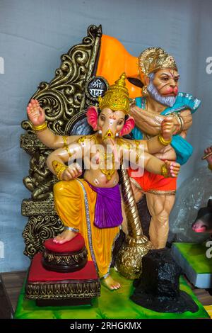 Un bellissimo idolo di Lord Ganpati e Hanuman in mostra in un laboratorio a Mumbai, India, per il festival di Ganesh Chaturthi Foto Stock