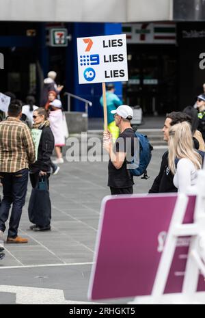 Manifestanti anti anti-vaccinazione con cartelli a Southbank, Melbourne, 15 ottobre 2022 Foto Stock