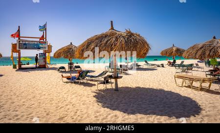 Eagle Beach, Oranjestad, Aruba - Cabanas sulla spiaggia Foto Stock