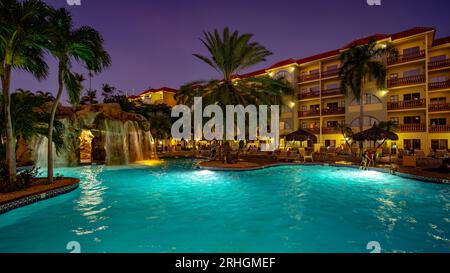 Eagle Beach, Aruba - area piscina all'interno del resort locale Foto Stock