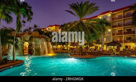 Eagle Beach, Aruba - area piscina all'interno del resort locale Foto Stock