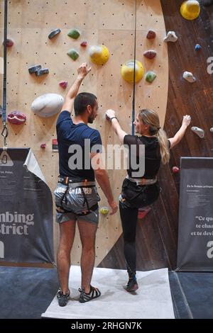 Gli arrampicatori apprezzano la nuova parete aperta dal 'Climbing District' nell'8° arrondissement, vicino alla stazione ferroviaria di Saint-Lazare, in un luogo totalmente atipico, nel cuore di una cappella storica del 19° secolo. Parigi, Francia, 16 agosto 2023. I Giochi Olimpici di Parigi 2024 si svolgeranno nella capitale francese dal 26 luglio all'11 agosto. Con un evento Speed e un evento Boulder & Lead combinato a Parigi, il numero totale di eventi medaglia per l'arrampicata sportiva raddoppierà da due ai Giochi di Tokyo a quattro a Parigi. I Giochi olimpici vedranno anche un aumento significativo del numero di scalate sportive Foto Stock