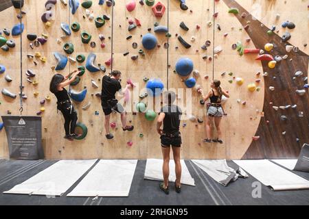 Gli arrampicatori apprezzano la nuova parete aperta dal 'Climbing District' nell'8° arrondissement, vicino alla stazione ferroviaria di Saint-Lazare, in un luogo totalmente atipico, nel cuore di una cappella storica del 19° secolo. Parigi, Francia, 16 agosto 2023. I Giochi Olimpici di Parigi 2024 si svolgeranno nella capitale francese dal 26 luglio all'11 agosto. Con un evento Speed e un evento Boulder & Lead combinato a Parigi, il numero totale di eventi medaglia per l'arrampicata sportiva raddoppierà da due ai Giochi di Tokyo a quattro a Parigi. I Giochi olimpici vedranno anche un aumento significativo del numero di scalate sportive Foto Stock