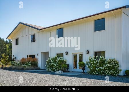 Esterno contemporaneo della casa a Vancouver, Canada. Casa grande e moderna con splendidi giardini. Vista frontale di una casa residenziale dal design moderno. Nord A Foto Stock