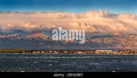 Vrsi, Croazia - Vista panoramica del comune di Vrsi nella contea di Zara con le montagne del Velebit e il parco nazionale di Paklenica Foto Stock