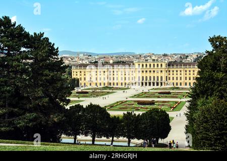 Vista panoramica del Palazzo e dei Giardini di Schonbrunn - Vienna, Austria Foto Stock