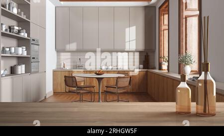 Piano da tavolo o mensola in legno con bottiglie aromatiche sulla sala da pranzo della casa colonica e cucina con grandi finestre, design d'interni dall'architettura moderna Foto Stock
